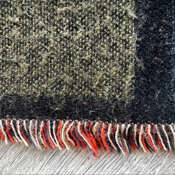 TITIKA Reversible Wool Blanket Scarf with Geometric Shapes - Picture 6 of 10